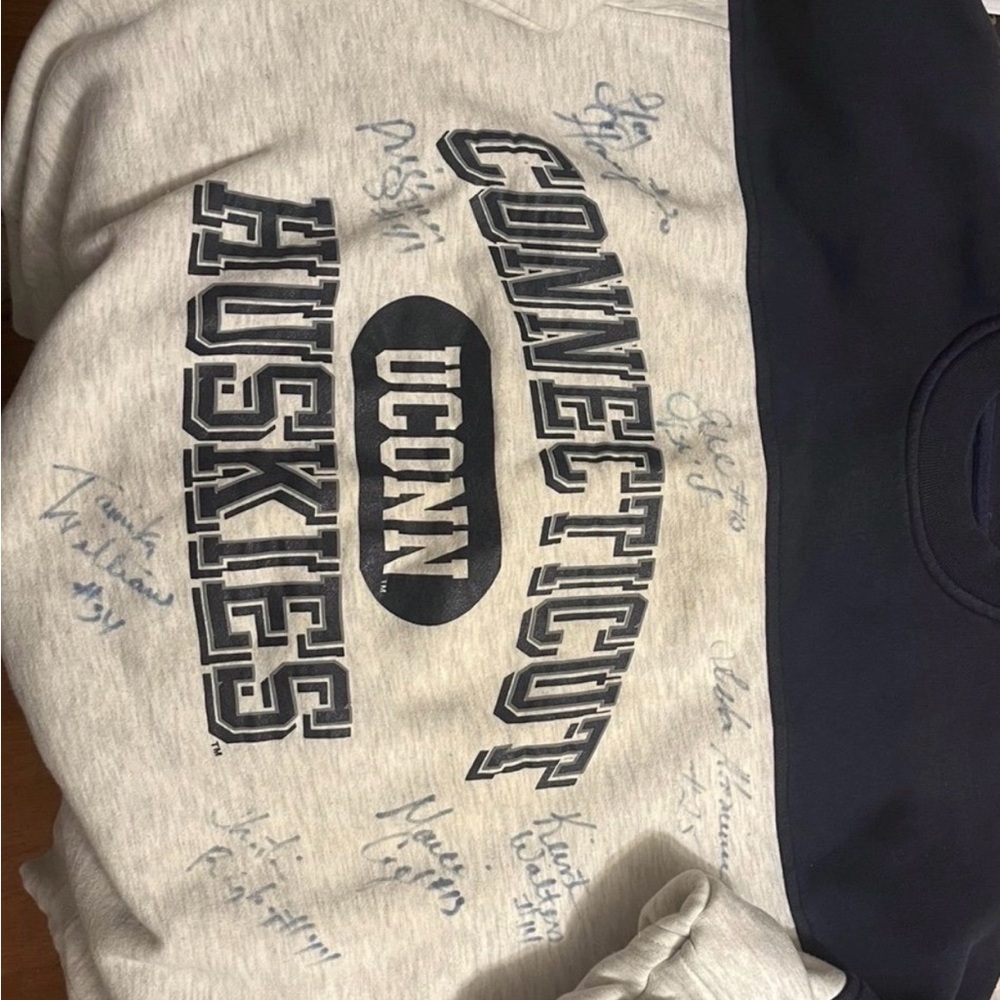 VINTAGE RARE UCONN Huskies Sweatshirt SIGNED